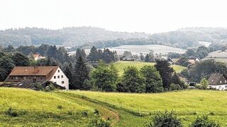 <p>Platz für neue Häuser: Für das Areal "Auf der Bein" in Kirschhausen soll nach dem Willen der Stadt Heppenheim ein Bebauungsplan erstellt werden. Auf der 18 000 Quadratmeter großen Fläche könnten nach ersten Planungen bis zu 29 Häuser entstehen. Die im Bild links zu sehende, angrenzende Schneise soll Entwürfen zufolge jedoch auch in Zukunft frei bleiben und nicht bebaut werden.</p>