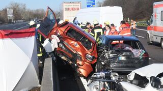 Vier Personen wurden bei dem Unfall verletzt. Eine der beiden Schwerverletzten verstarb in der Unfallklinik.