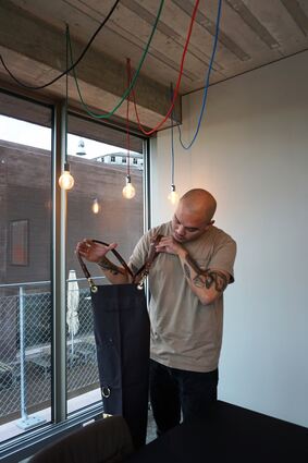 Die Kochschürze wirkt durch den Materialmix modern - und bleibt zugleich minimal und praktisch.