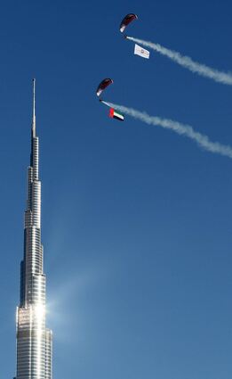 Zwei Paraglider fliegen zum Weltglückstag 2018 am Burj Khalifa vorbei.