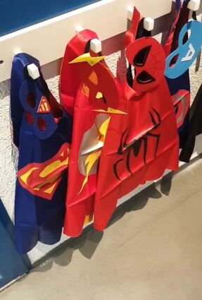 Die Capes für kleine Nachwuchs-Superhelden hängen bereit.