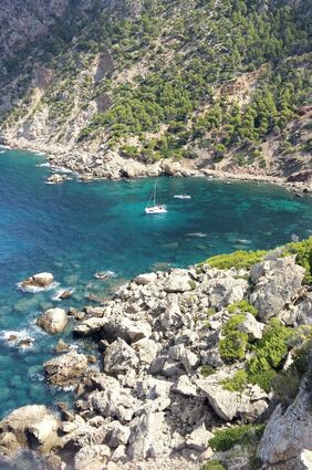 Kleine Buchten und das Meer noch blauer als der Himmel: Mallorcas Küste lädt zum Verweilen ein. Aber auch die Hauptstadt Palma ist ein Muss – vor allem für Erstbesucher.
