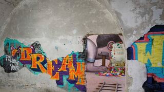 Ein Kind mit Hammer zeigt das Werk des Franzosen Seth. Im Elsass wird Streetart hinter meterdicken Festungsmauern ausgestellt.