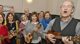 Jeanette Giese (l.) und Peter Moss (r.) sind die Initiatoren und Kursleiter des Ukulele-Tages, den es nun zum zweiten Mal gab.