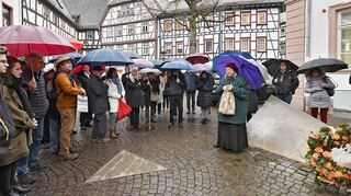 Am Stolperstein in der Bensheimer Fußgängerzone gedachten rund 50 Menschen der Opfer des Nationalsozialismus.