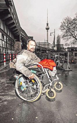 Diesen Obdachlosen kennt der Fotograf aus der Berliner S-Bahn. Spontan entsteht am Ostbahnhof dieses Bild.