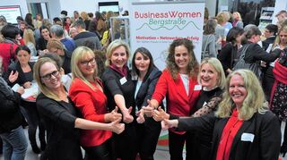 Bei der Kick-off-Veranstaltung der Businesswomen Bergstraße in den Räumlichkeiten der Firma Reckeweg in Bensheim (vorne, von links): Simone Schröter, Antje Willmes, Sandra Käfer, Jasmin Mölter, Katrin Rückes, Caroline Liemert und Christina Labonté-Steinmann. Rechts im Bild Referentin Simone Zander.