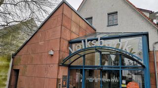 Die Volksbankfiliale in der Einhäuser Kirchstraße wird am 1. April schließen. Was dann mit dem Gebäude passiert, steht noch nicht fest.