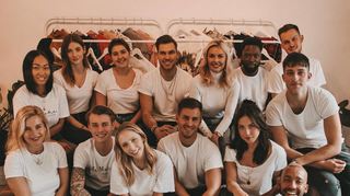 Die beiden Schwestern Alessa (erste Reihe, 3. v.l.) und Annina (erste Reihe, 2. v.r.) umgeben von ihren Blogger Kollegen und Projekt-Unterstützern.