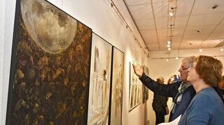 Die Künstlergruppe „Valentines“ zeigt in der Remise beim Alten Amtsgericht „Die dunkle Seite des Mondes“.