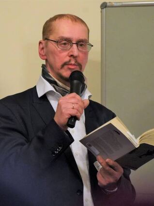 Johannes Chwalek las aus dem Roman „Gespräche am Teetisch“.