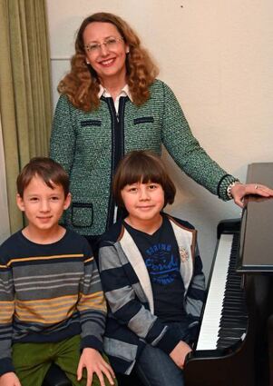Musiklehrerin Claudia Döbert mit ihren Schülern Jonathan Kaluza (r.) und Lukas Römer.