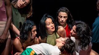 Gemeinsam stark: Die belgische Tanzcompany Voetvolk stellt in „The Sea Within“ die Stärke der Gruppe über die des Einzelnen.