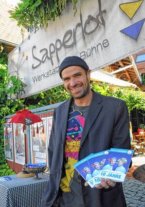 <p>Der Chef, das neue Programmheft und der Ort des Geschehens: Hans-Peter Frohnmaier feiert mit seinem Theater Sapperlot in Lorsch zehnjähriges Bestehen.</p>