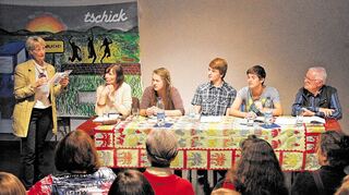 <p>Eine Lesung mit verteilten Rollen machte im Marstall den Auftakt der Reihe "Heppenheim liest", in der dieses Jahr das Buch "Tschick" im Mittelpunkt steht. Das Foto zeigt (von links) Heide Wirth, Eva Knop, Anne Bub, Fabian Jordan, Lennart Grabisch und Wolfgang Kopf.</p>