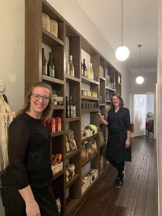 Der Hofladen steht im Flur zwischen den beiden Räumen des Cafés.