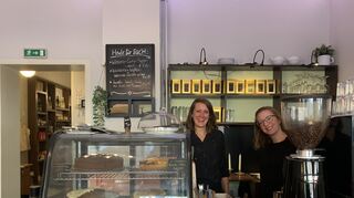 Die Inhaberinnen Susanne und Judith hinter der Theke des Cafés.