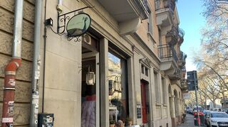 Das Café Pfau liegt zentral an der Langen Rötterstraße in der Neckarstadt-Ost.