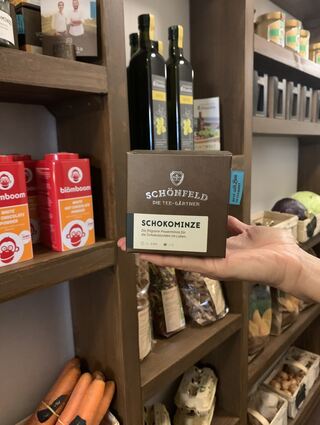 Im Hofladen gibt es neben frischem Obst und Gemüse auch viele haltbare Lebensmittel.