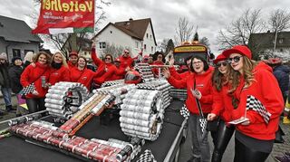 Mit und ohne Verkleidung wurde am Straßenrand der Umzug verfolgt. Zu den Teilnehmern gehörten auch (unten, von links), der Erste Sebastian Vettel-Fanclub, die Lorscher Rock’n Rabbits und die Erbacher Hexen.