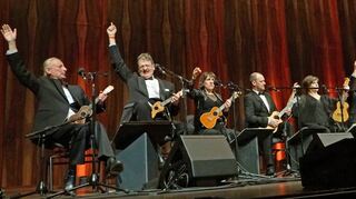 Das Ukulele Orchestra of Great Britain begeisterte bei seinem Auftritt im Carmen Würth Forum.