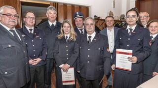 Ehrungen für verdiente Mitglieder, mit dabei ist Bürgermeister Rainer Burelbach (Vierter von rechts).