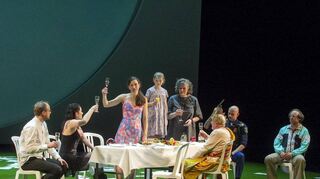 Anstoßen auf den Tod: Anna (Theresa Dörr, 3. v.l.) feiert mit Familie und Freunden ein Fest, bevor sie einen tödlich wirkenden Medikamentencocktail trinkt.