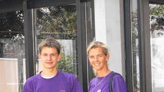 <p>Ansgar Gumb und Beate Burandt von der Bürgerinitiative "Bensheimer Bürgerhaus bleibt" posieren für die BAnane vor dem Bürgerhaus.</p>