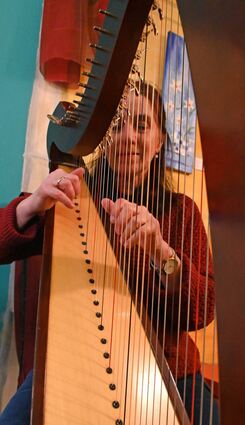 Unter den Künstlern auf der ersten „offenen Bühne“ im Nibelungen-Kunst-Palast war die Harfenistin Mariella Frank-Pieters.