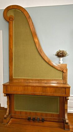 Das sogenannte Giraffenklavier steht im Biedermeierzimmer des Museums. Die Form des senkrechten Resonanzraums erinnert an einen Giraffenhals.