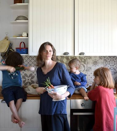 Kochen mit der Familie: Für Nathalie Klüver ist das Familienzeit, Kinderbeschäftigung und undogmatische Ernährungserziehung in einem. Und manchmal sogar eine Hilfe.