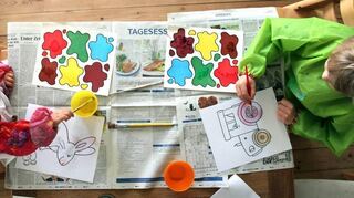 Blitzschnell aufgebaut, wenn Eltern gerade etwas Ruhe im Homeoffice brauchen: Das Malkasten-Malbuch liefert Farbe und Pinsel gleich mit.