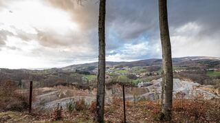 Von der Röhrig-Rast auf der Juhöhe hat man den Steinbruch auf Sonderbacher Gemarkung gut im Blick. Der Aussichtspunkt müsste im Zuge der geplanten Erweiterung versetzt werden.