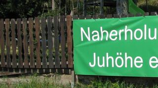 An Zäunen und Privathäusern im Mörlenbacher Ortsteil Juhöhe hängen die Banner der Bürgerinitiative „Für Schutzwald und Kleines Felsenmeer“.