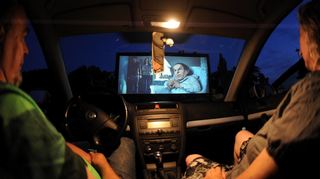 Autokinos sind in Zeiten von Corona wieder schwer in Mode. Auch in Mannheim sollen zwei Autokinos öffnen und auch ein zusätzliches Bühnenprogramm anbieten.