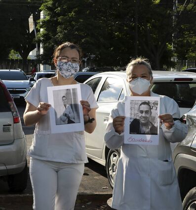 Protest: Mitglieder des Gesundheitswesens zeigen in Manaus Bilder von Kollegen, die an Covid-19 gestorben sein sollen.