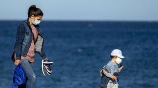 Mutter mit Kind am Strand nahe Barcelona – endlich durften Kinder wieder ins Freie, wenngleich nur mit einem Elternteil.