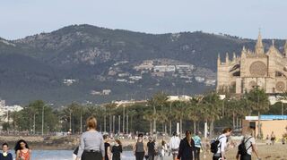 Nach Ablauf der strengen Quarantäne gehen Menschen am Wochenende am Strand „Can Pere Antoni“ in Palma de Mallorca spazieren. Die Baleareninsel ist nicht so schwer von der Pandemie getroffen wie große Teile des Festlands.