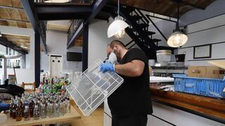 Ein Mitarbeiter der Bar Maritimo in Palma de Mallorca bereitet den Innenraum für die Wiedereröffnung vor. Ab diesen Montag dürfen dort unter anderem Bars, Restaurants und Geschäfte wieder öffnen.