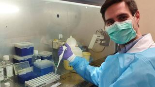 Lorenzo Azzi im Labor – dort arbeitet er an einem Speicheltest, der funktionieren soll wie ein Schwangerschaftstest: Bilden sich zwei Streifen, ist der Speicheltest positiv, das heißt, die betroffene Person ist mit dem Coronavirus infiziert.