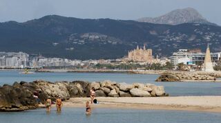 Badegäste an einem Strand in Palma.