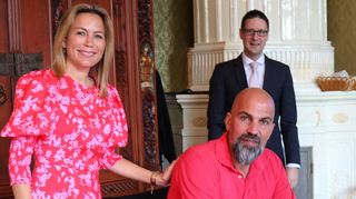 Hohen Besuch hatte Weinheims Oberbürgermeister Manuel Just (re.): Neubürger Markus Babbel trug sich mit Ehefrau Tina in das Goldene Buch der Stadt ein.