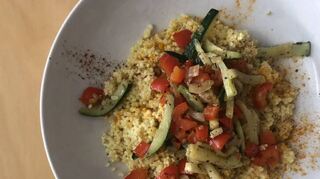 Der Couscous-Salat ist ein würziges Geschmackserlebnis auf jeder Grillparty.