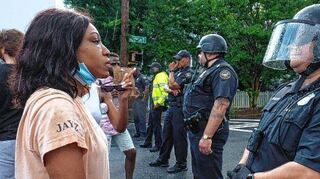 Demonstranten stehen in Atlanta der Polizei gegenüber. Zuletzt wurde in der Stadt im Süden der USA ein schwarzer 27-Jähriger bei einer Polizeikontrolle von einem weißen Beamten erschossen. Nur wenige Wochen zuvor ist George Floyd ebenfalls bei einem Einsatz gestorben. Seitdem protestieren weltweit Demonstranten gegen Angriffe auf Menschen dunkler Hautfarbe.