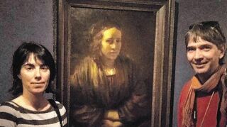 Bringen den Städel in Erklärungsnot: Carmen Pérez Torrecillas und Simone Botteri vor dem Bildnis der Hendrickje Stoffels bei einer Ausstellung in Amsterdam.