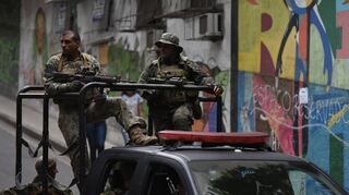 Rio de Janeiro: Sicherheitskräfte patrouillieren in der Favela Babilonia, einer der vielen Armensiedlungen in der Millionenmetropole Brasiliens.