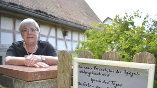 Am Zaun von Therese Benker in Oberschannenbach findet sich jeden Tag ein neuer Spruch.