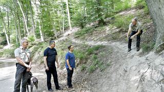 Forstamt und Stadtpolizei Bensheim wollen schärfer gegen illegale Mountainbikestrecken im Wald vorgehen. Unser Bild zeigt (v.l.) Ralf Schepp (Hessen Forst), Ralf van Dungen, Silvio Franz (beide Stadtpolzei) und Revierförster Dirk Ruis-Eckhardt am ungenehmigten Tibia-Trail.