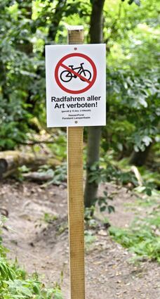 Schilder weisen auf die verbotenen Pfade im Melibokus-Wald hin.