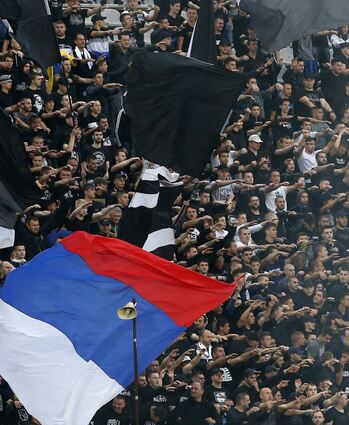 Fußballspiele wie dieses von Partizan Belgrad Mitte Juni sollen zur Ausbreitung des Virus in Serbien beigetragen haben.